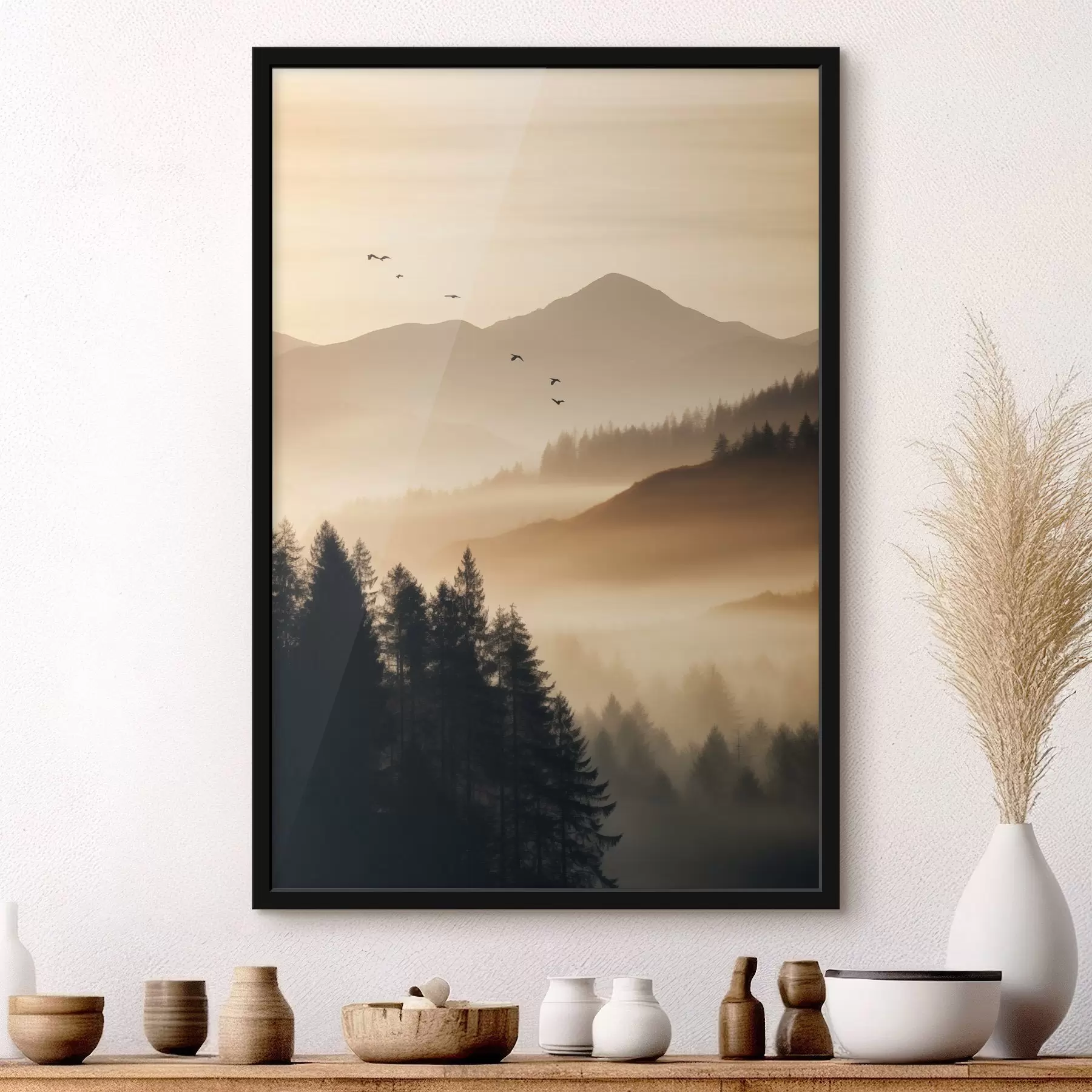 Papier peint Un paysage de montagne avec une forêt et des oiseaux volant dans le ciel, le tout recouvert d'une épaisse couche de brouillard au lever du soleil f45563