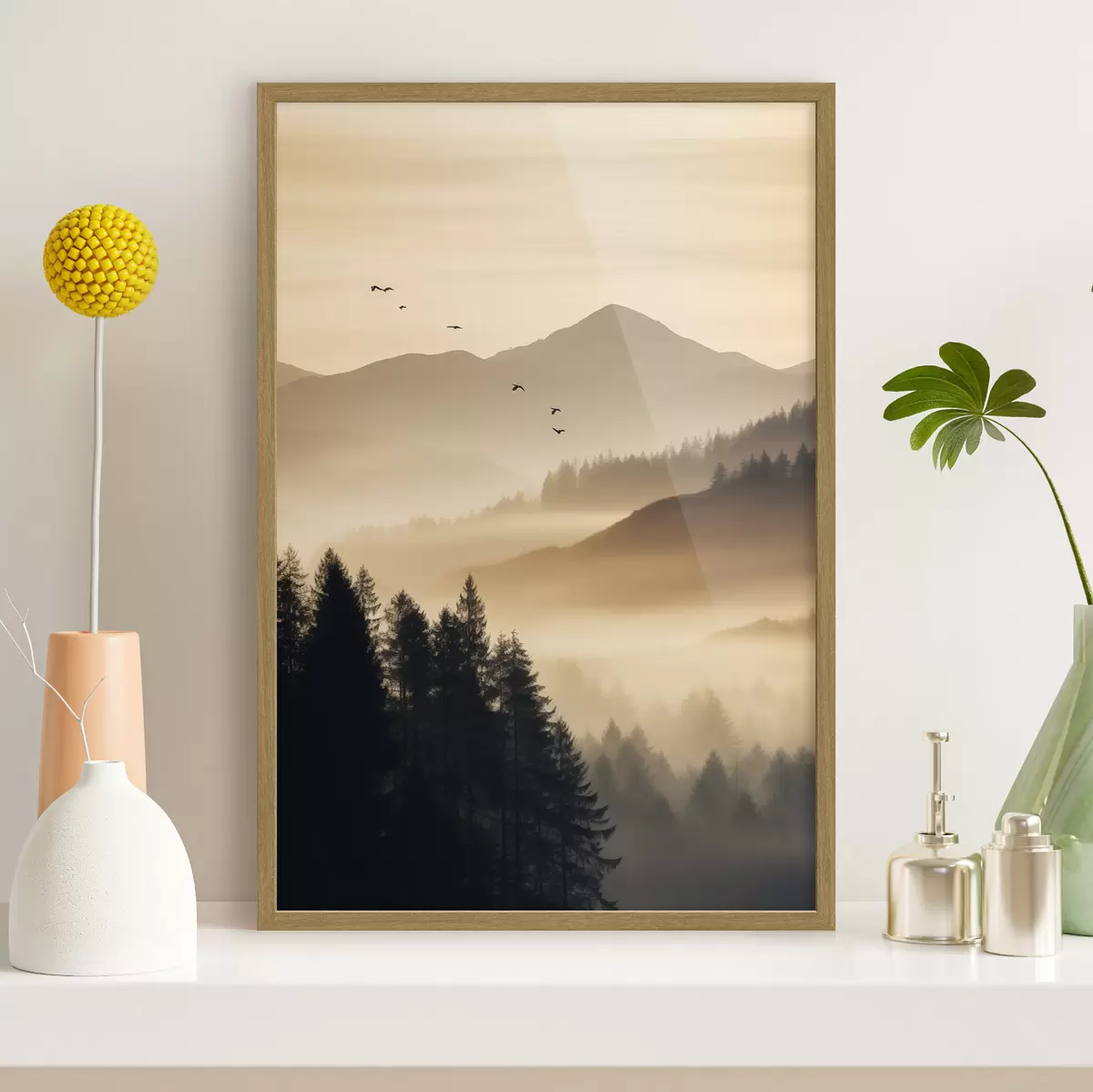 Poster Un paysage de montagne avec une forêt et des oiseaux volant dans le ciel, le tout recouvert d'une épaisse couche de brouillard au lever du soleil f45563