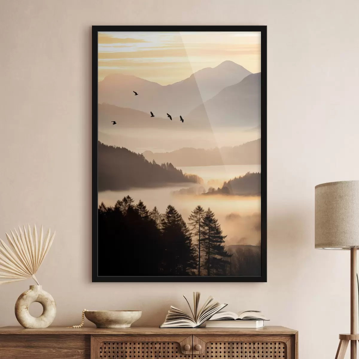 Poster Un paysage de montagne avec une forêt et des oiseaux volant dans le ciel, le tout recouvert d'une épaisse couche de brouillard au lever du soleil f45564
