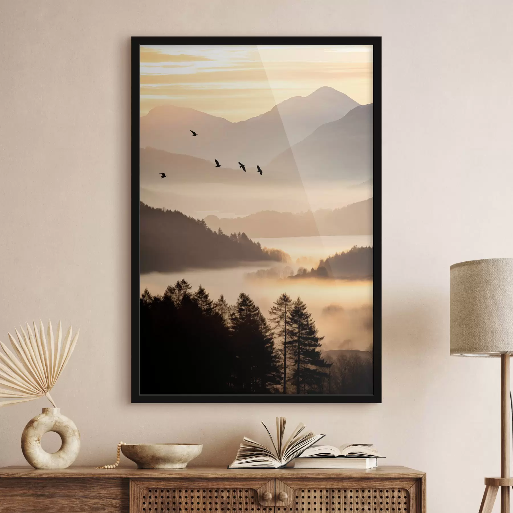 Papier peint Un paysage de montagne avec une forêt et des oiseaux volant dans le ciel, le tout recouvert d'une épaisse couche de brouillard au lever du soleil f45564