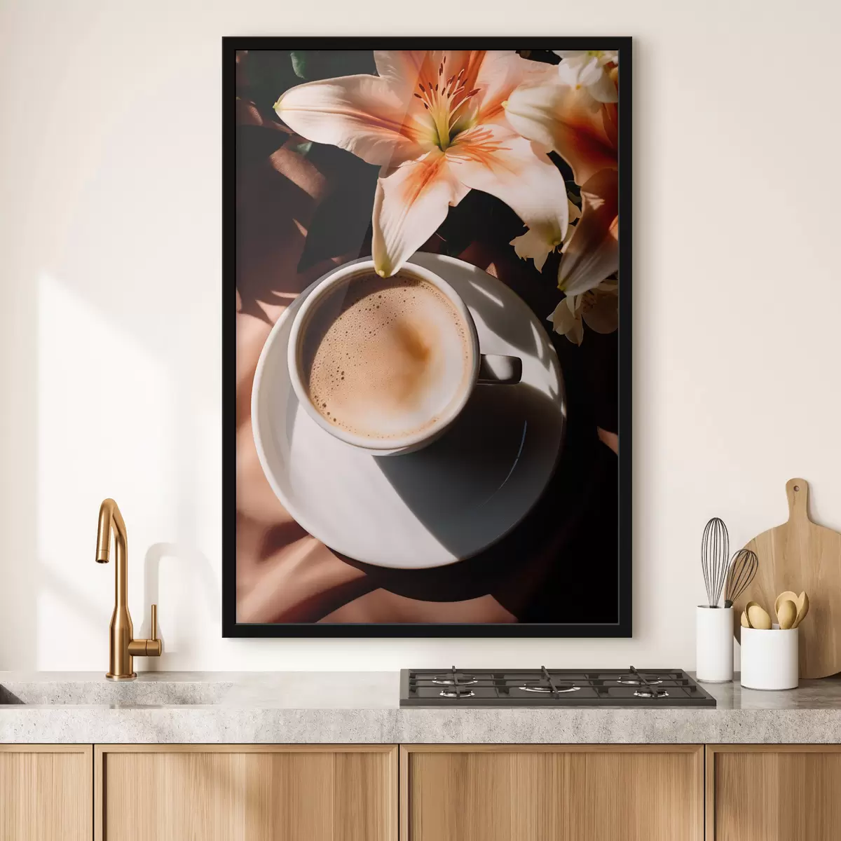 Poster Une tasse de café avec de la mousse sur une assiette blanche, quelques fleurs en arrière-plan, avec la lumière du soleil f45569