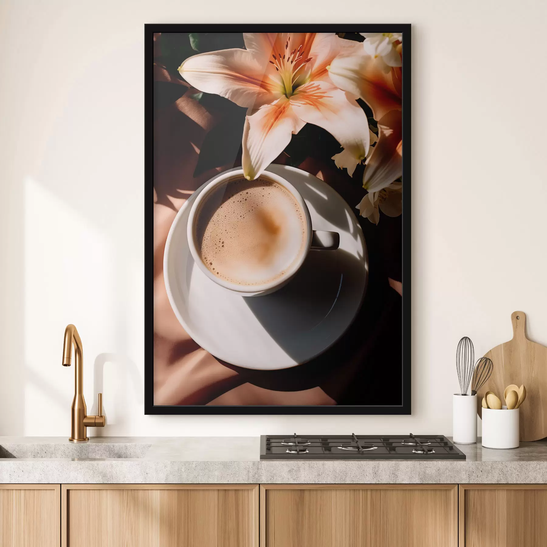 Papier peint Une tasse de café avec de la mousse sur une assiette blanche, quelques fleurs en arrière-plan, avec la lumière du soleil f45569
