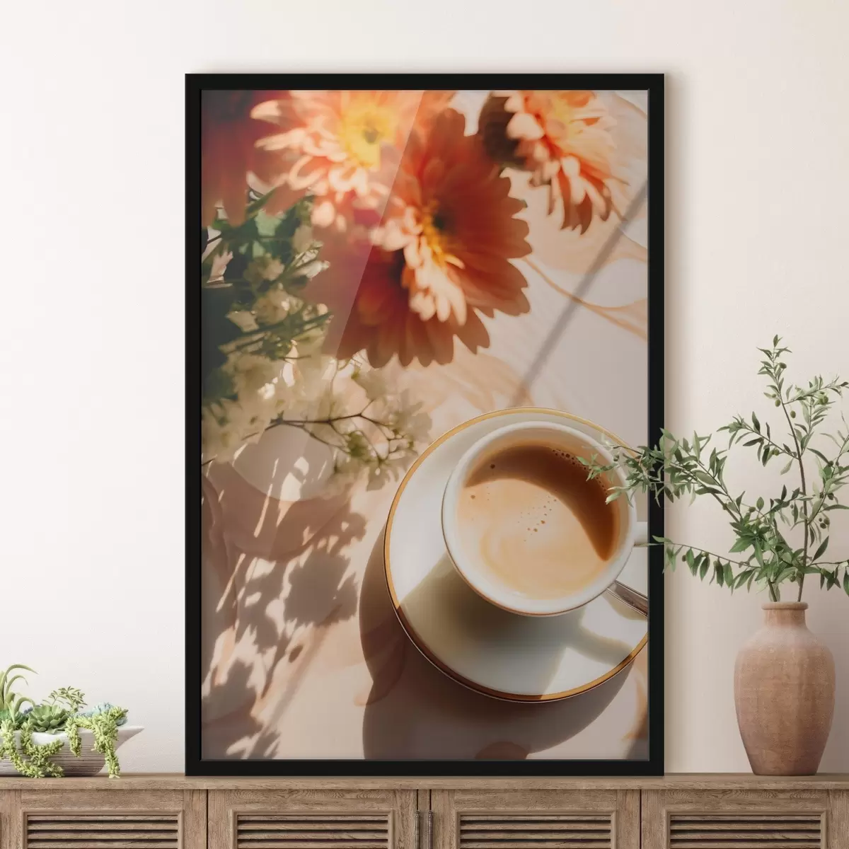 Poster Une tasse de café avec de la mousse sur une assiette blanche, quelques fleurs en arrière-plan, avec la lumière du soleil f45570