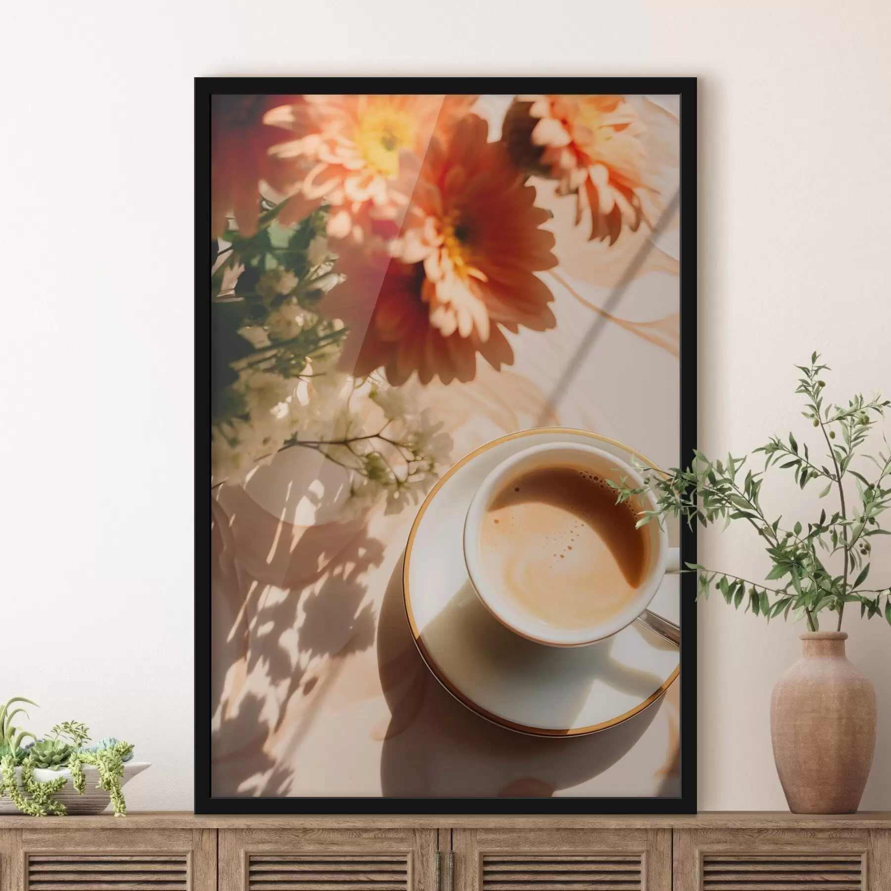 Papier peint Une tasse de café avec de la mousse sur une assiette blanche, quelques fleurs en arrière-plan, avec la lumière du soleil f45570