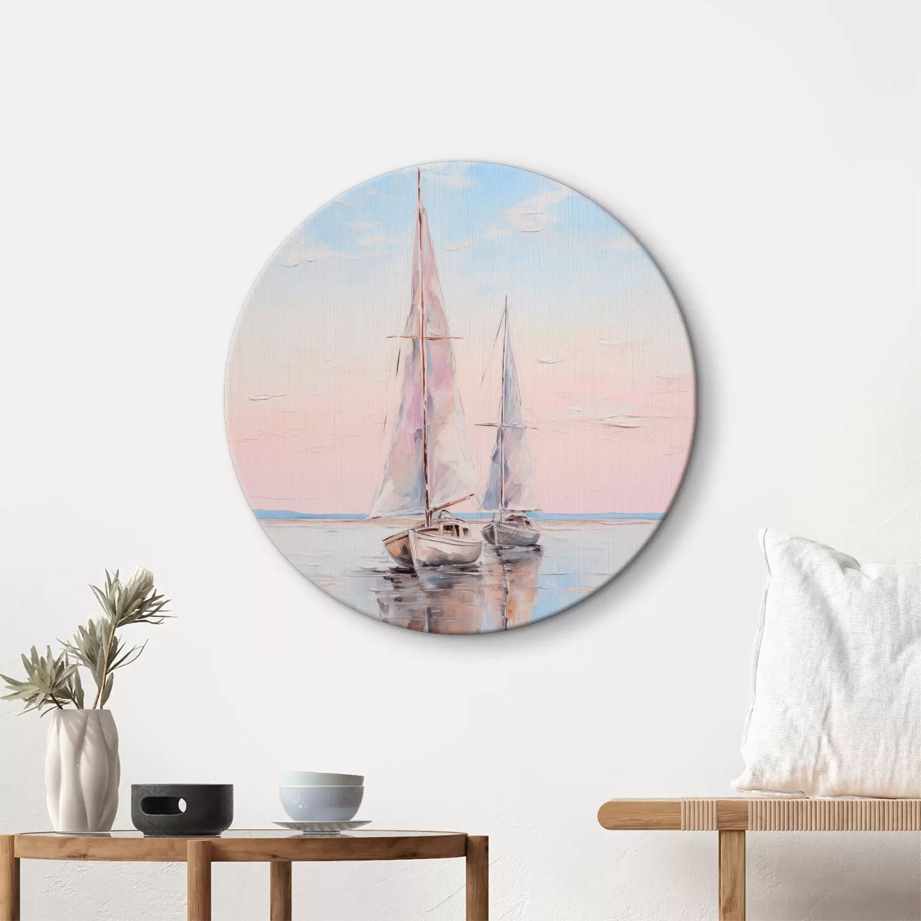 Tableau Voiliers aux voiles roses flottant sur une mer calme, reflets des bateaux dans l'eau, couleurs douces et pastel r45558
