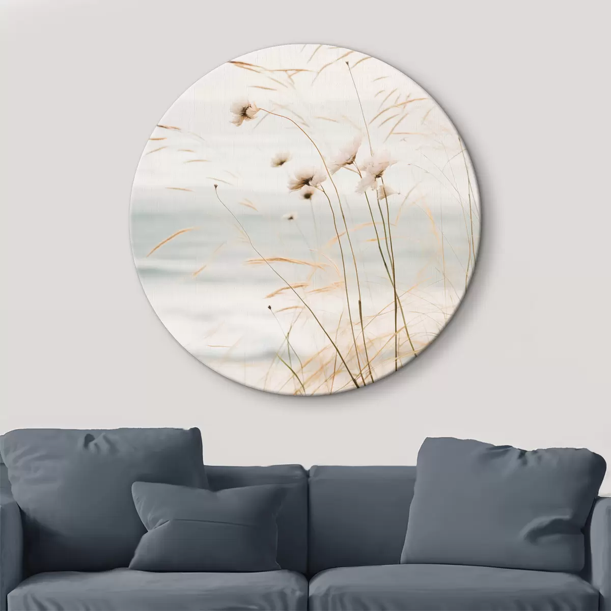 Tableaux rondes De l'herbe de coton et d'autres herbes sèches devant une mer floue, palette de couleurs douces et sourdes r45562