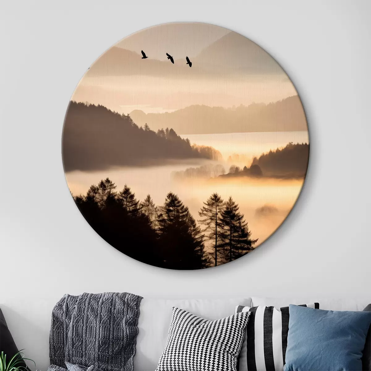 Tableaux rondes Un paysage de montagne avec une forêt et des oiseaux volant dans le ciel, le tout recouvert d'une épaisse couche de brouillard au lever du soleil r45564