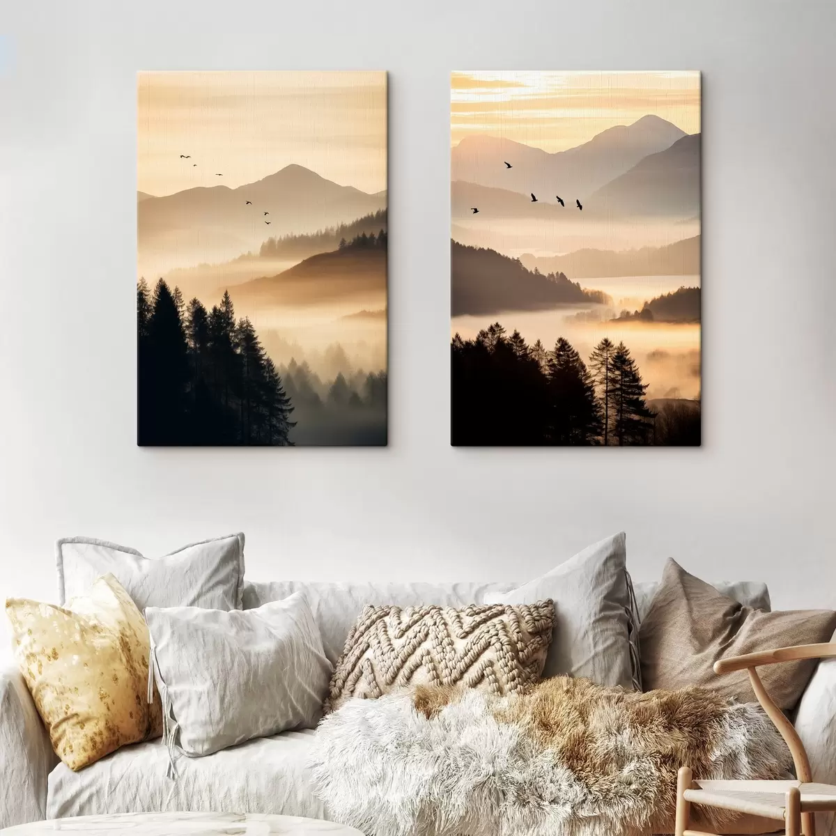 Tableau Un paysage de montagne avec une forêt et des oiseaux volant dans le ciel, le tout recouvert d'une épaisse couche de brouillard au lever du soleil m00651