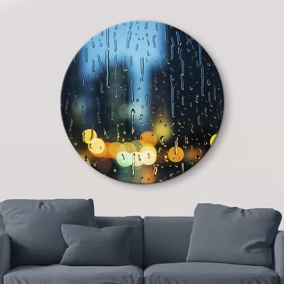 Tableaux rondes Tasse de café sur une table sous la pluie r45500