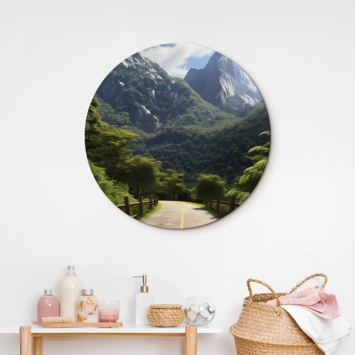 Tableaux rondes Route de montagne parmi les arbres verts r45525