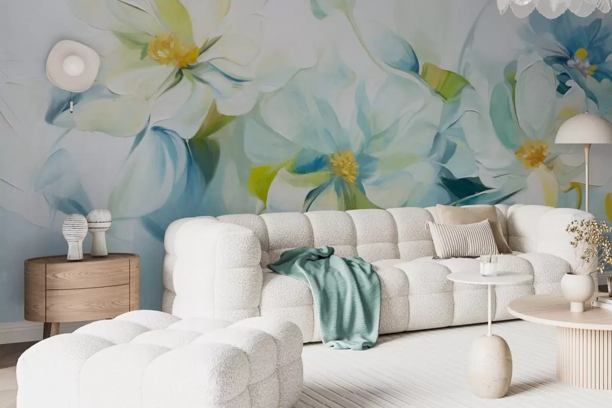 Papier peint Fleurs abstraites blanches et bleues avec pistils jaunes et feuilles vertes, sur fond blanc, style peinture texturée w09372