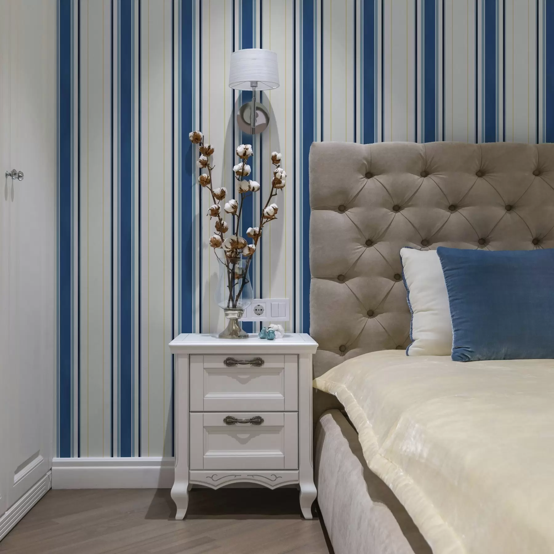 Papier peint Larges bandes bleues avec de fines lignes jaunes a00522