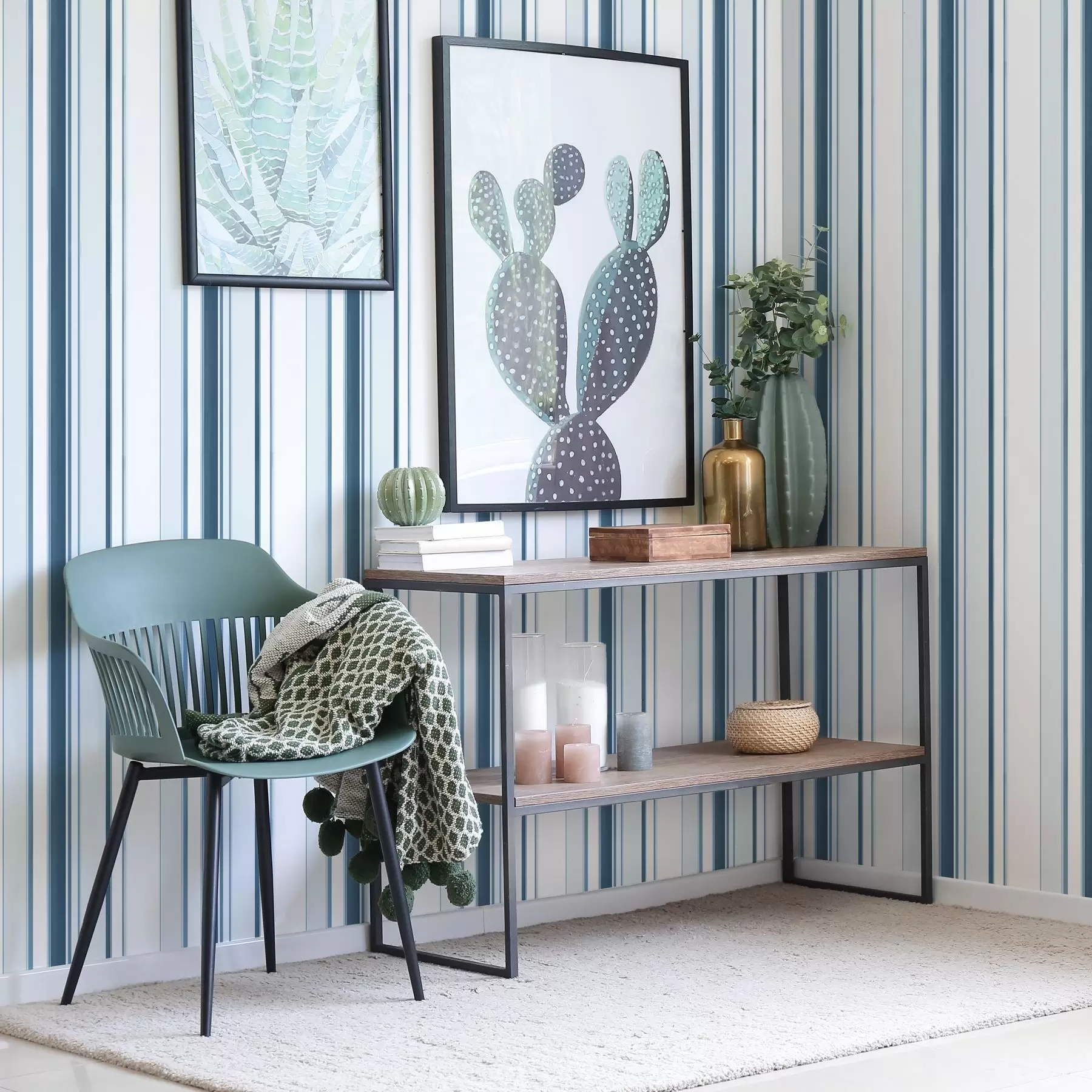 Papier peint Rayures turquoise et bleues de différentes largeurs sur fond clair a00530