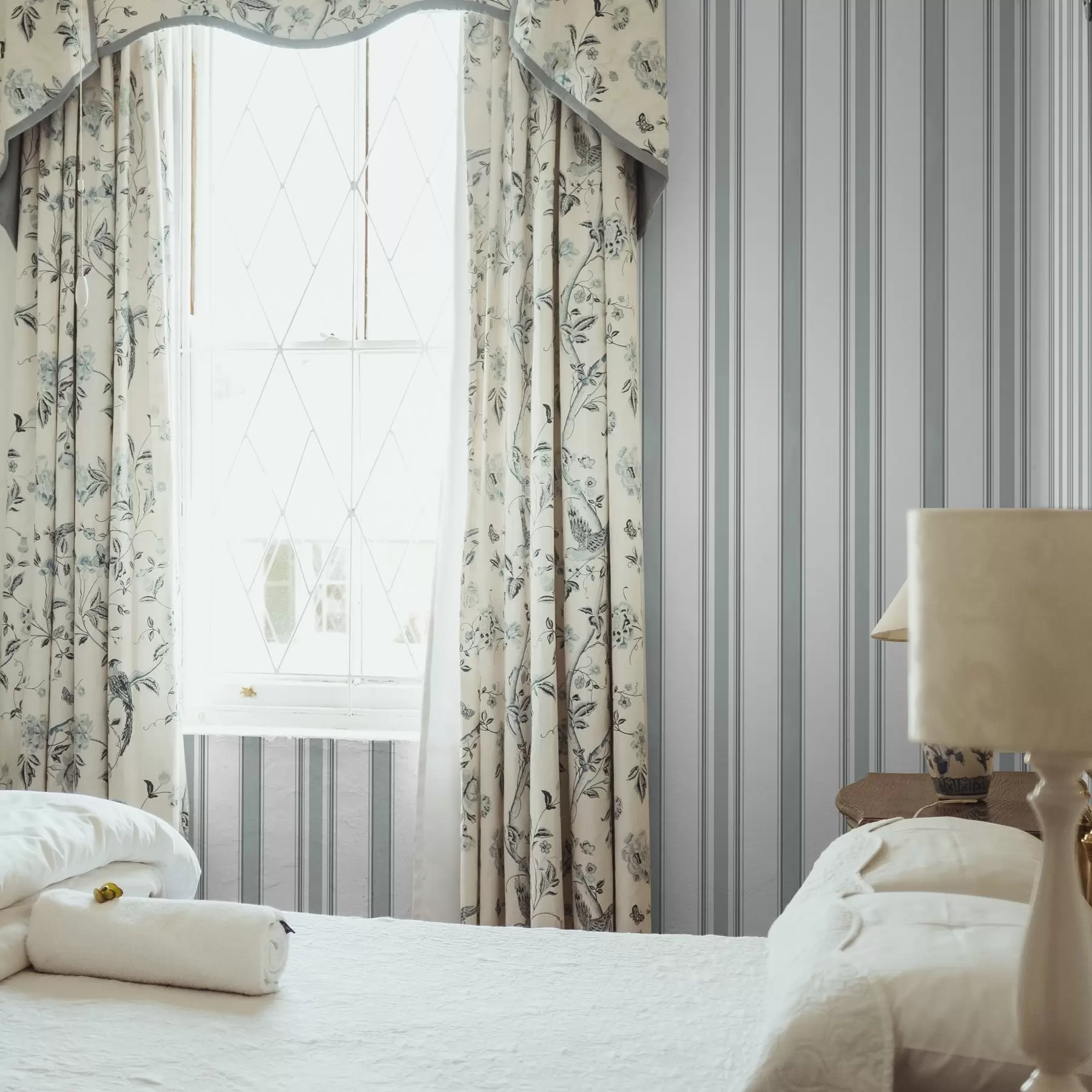 Papier peint Double motif avec bandes gris-bleu a00554