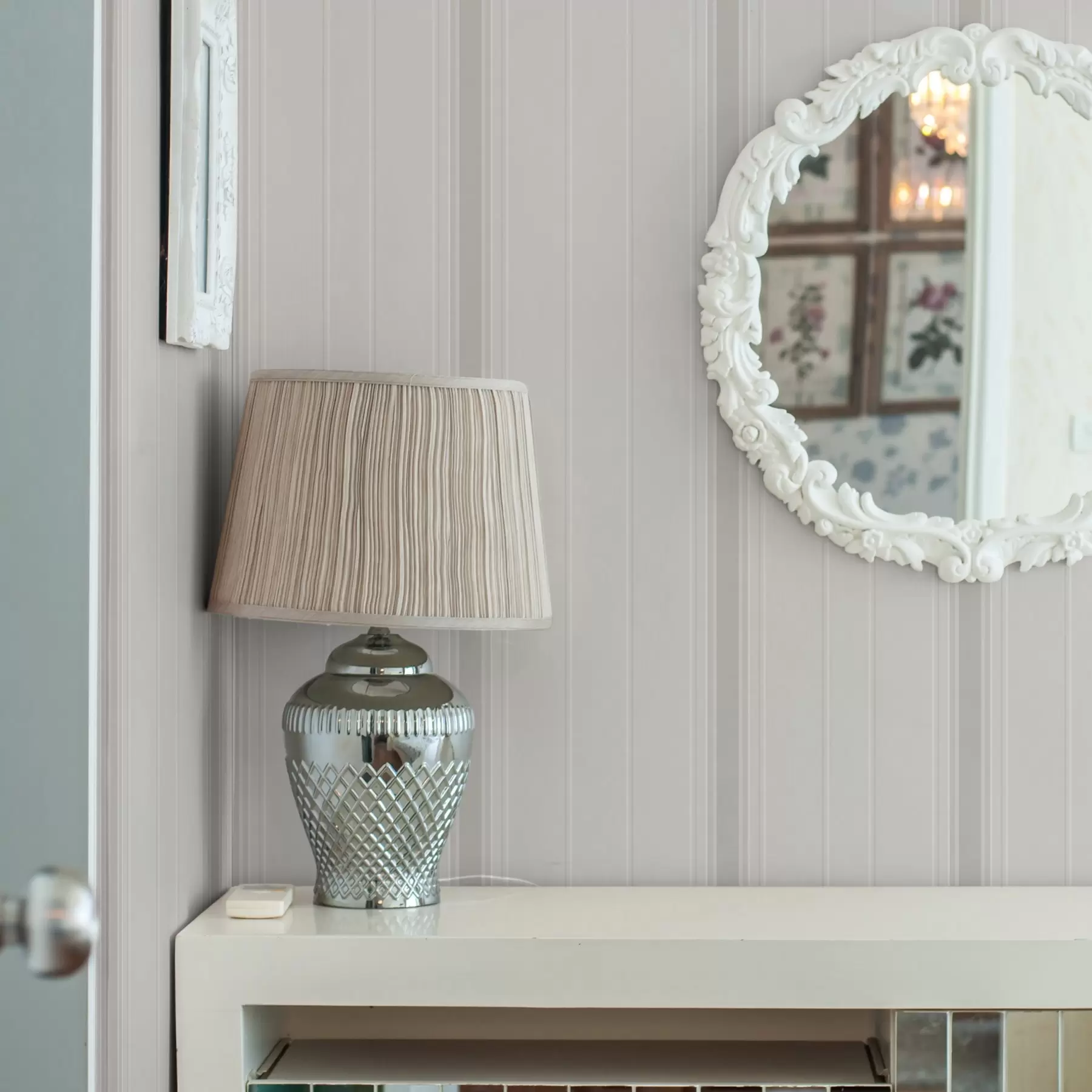 Papier peint Fond beige avec des rayures fines et moyennes de couleur gris-blanc a00559