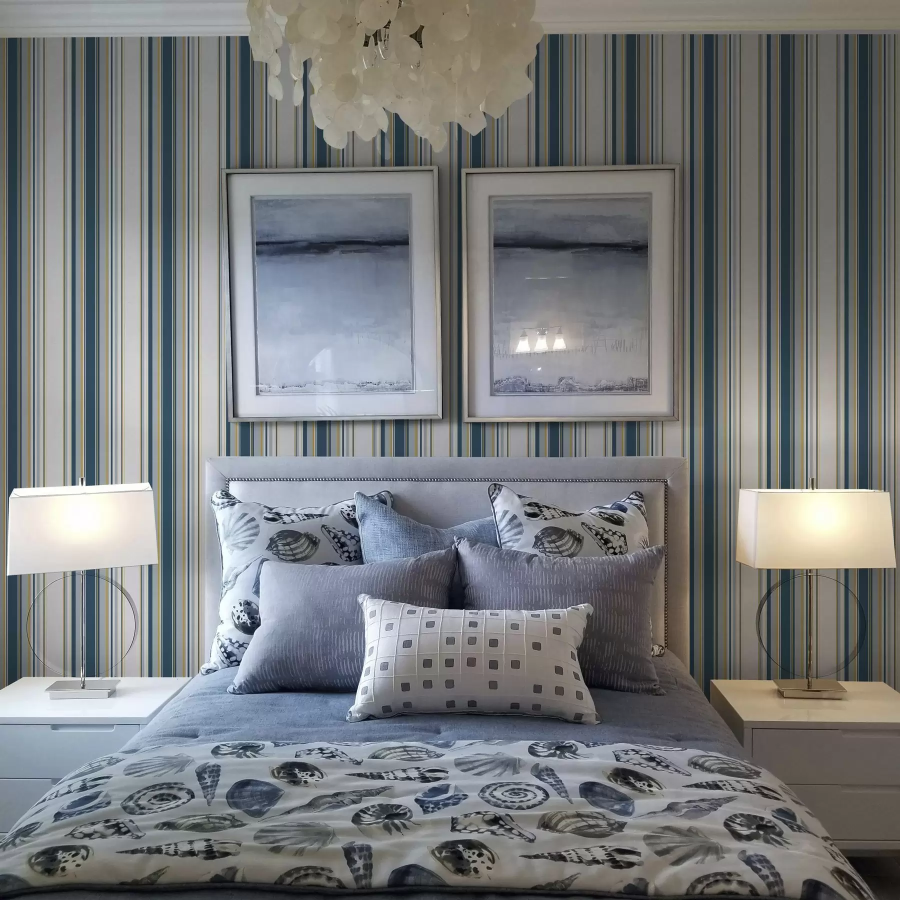 Papier peint Rayures bleues et jaunes contrastées sur fond blanc a00566