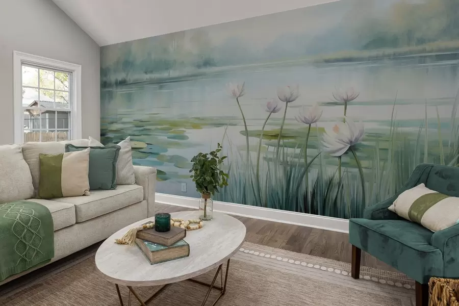 Papier peint Paysage avec un lac, des nénuphars et des feuilles de nénuphars, des arbres en arrière-plan, dans un environnement calme, tons bleu clair et vert w09395