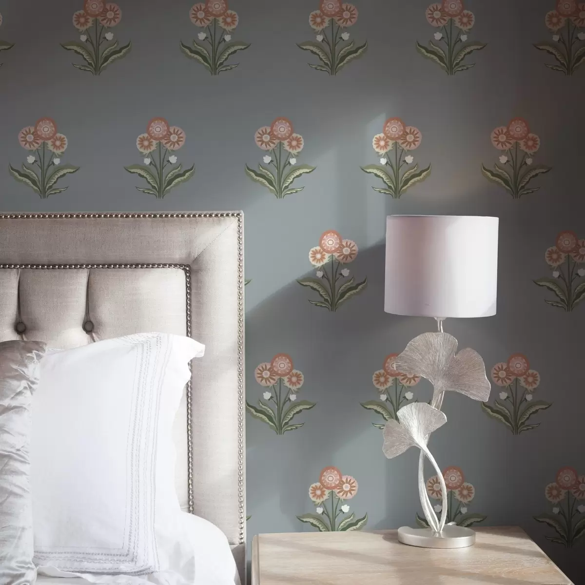 Papier peint Fleurs stylisées sur fond gris-bleu, palette chaude a00494