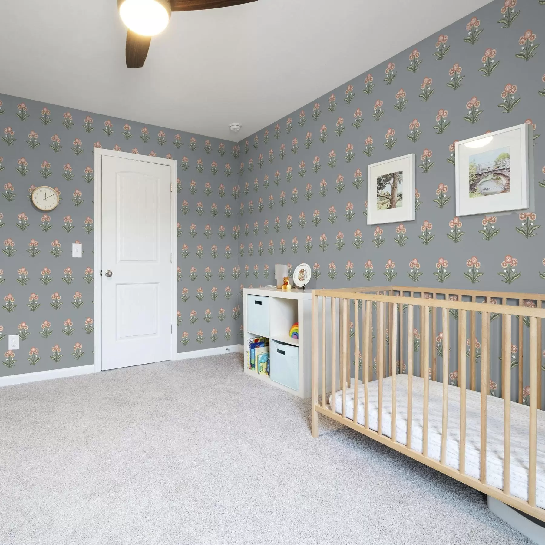 Papier peint Fleurs stylisées sur fond gris-bleu, palette chaude a00494