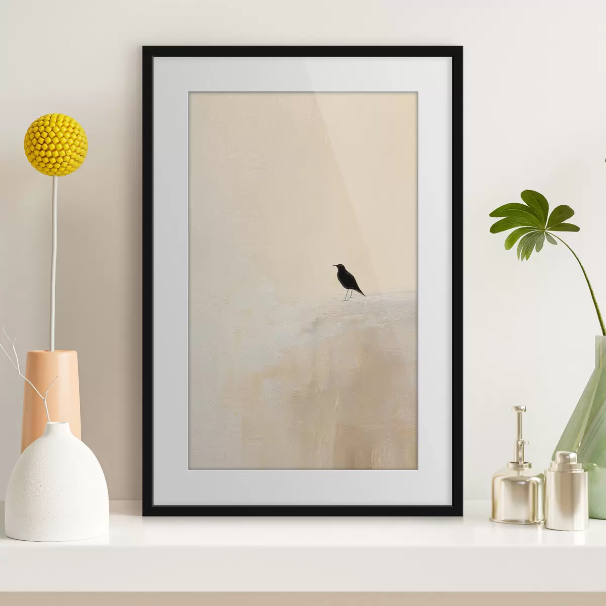 Poster Oiseau solitaire sur fond beige chaud f45882