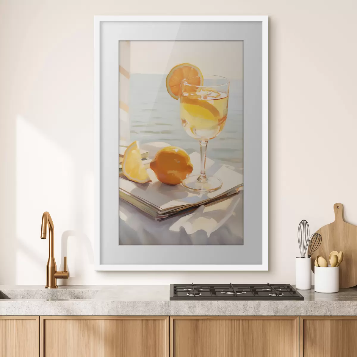 Poster Un cocktail dans un verre près de la fenêtre f46064