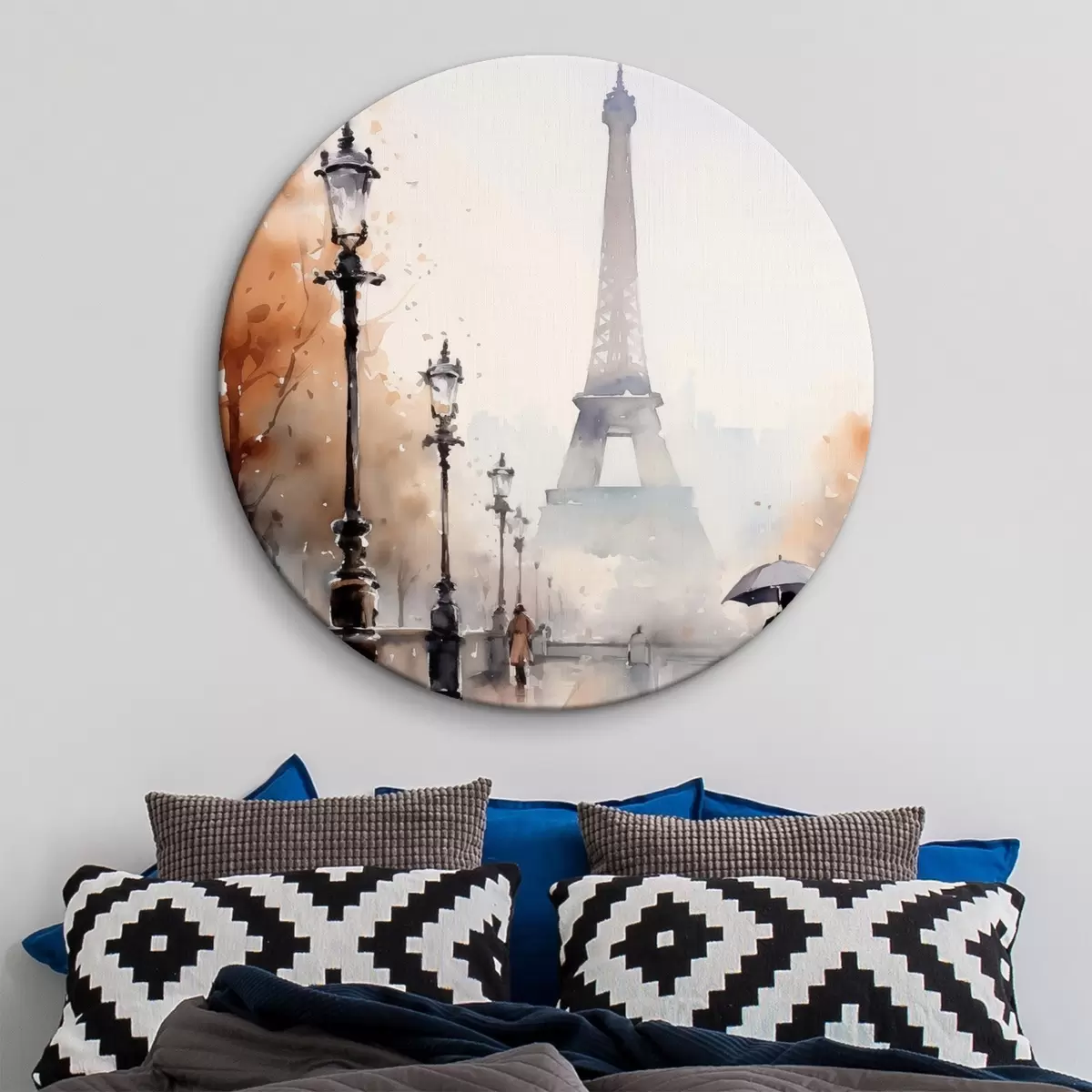 Tableaux rondes Une journée pluvieuse à Paris avec la tour Eiffel en arrière-plan et des lampadaires vintage r45930