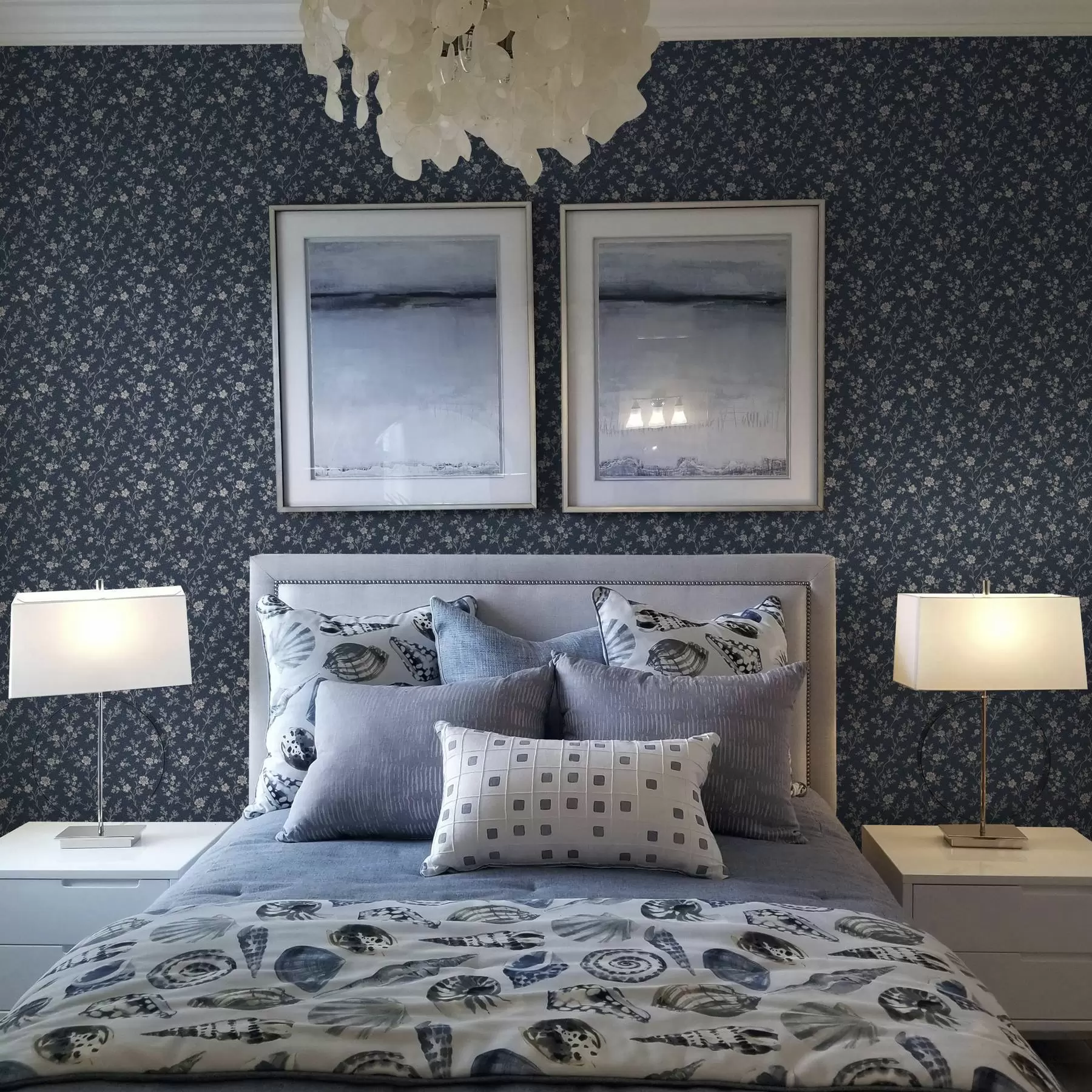 Papier peint Fond bleu marine foncé avec de fines branches et fleurs beiges a00612