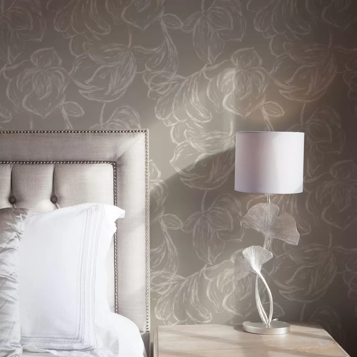 Papier peint Fleurs aux contours crème sur fond taupe chaud a00625v2