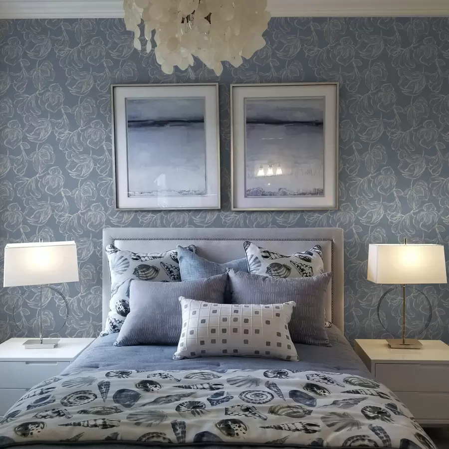 Papier peint Fond bleu clair avec des fleurs aux contours crayeux a00625v3