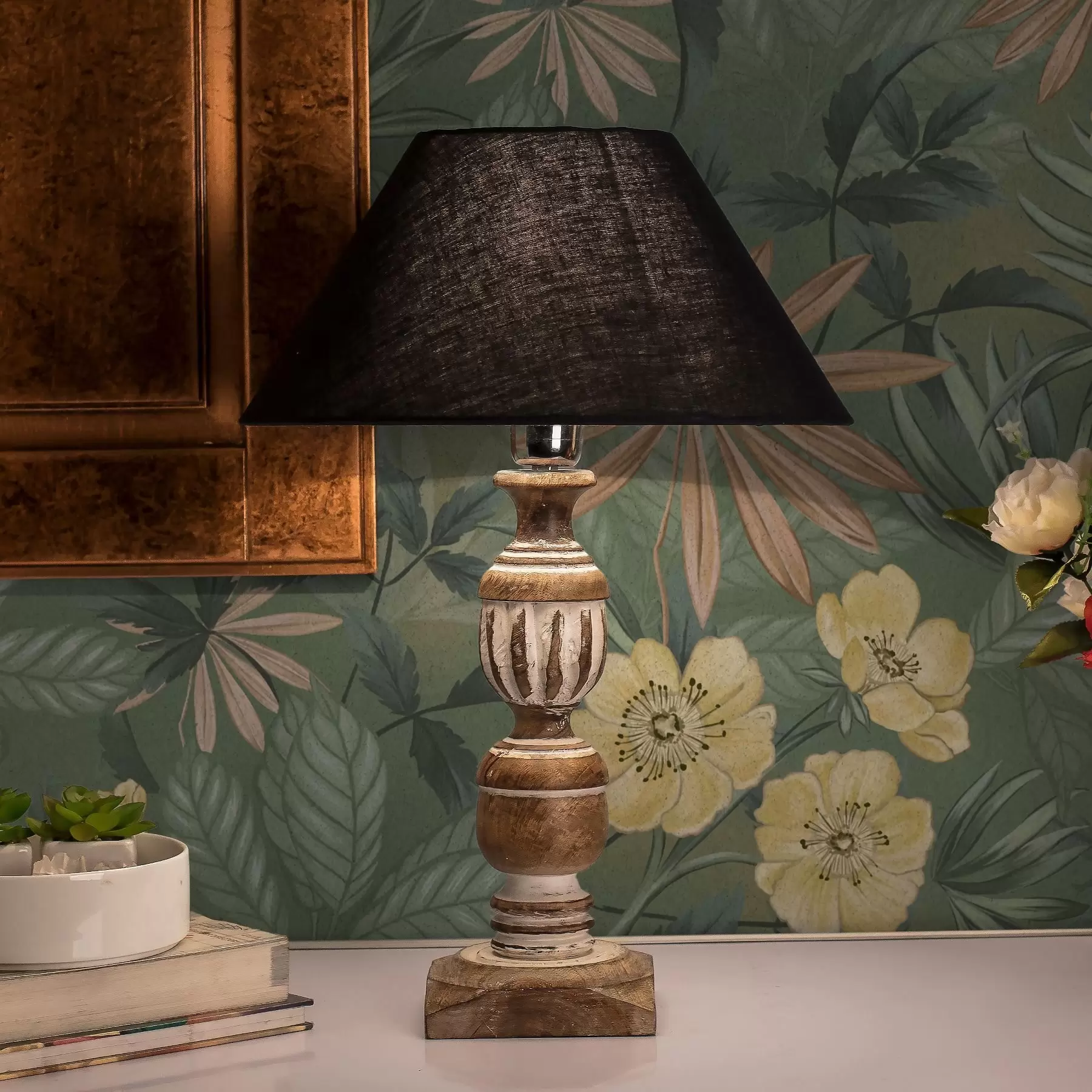 Papier peint Fleurs jaunes au milieu d'une texture feuillue verte a00718