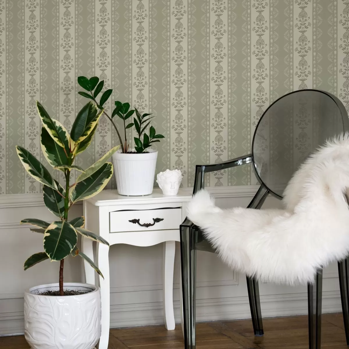 Papier peint Ornement rayé avec colonnes florales dans les tons sauge a00719