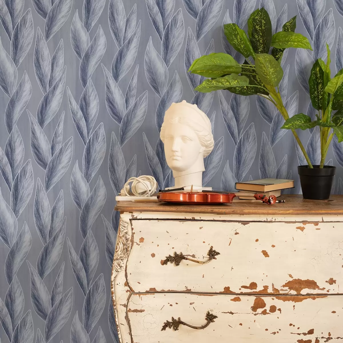 Papier peint Feuilles bleu argenté sur fond gris-bleu, motif graphique a00627