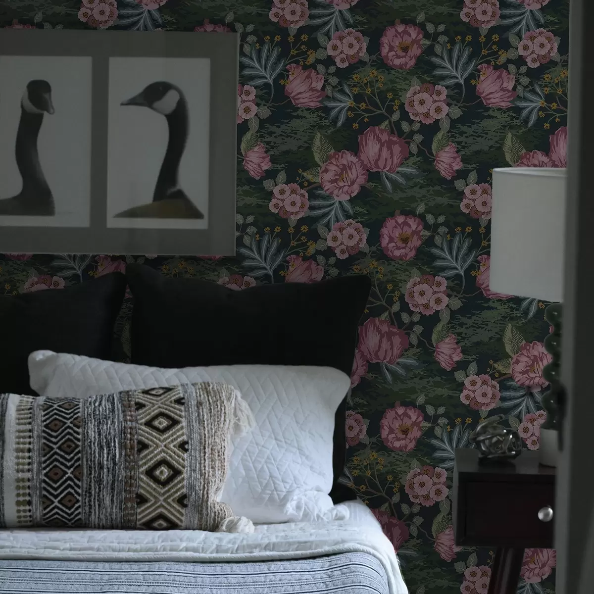 Papier peint Flore sombre avec des fleurs et des feuilles roses, fond sombre a00724