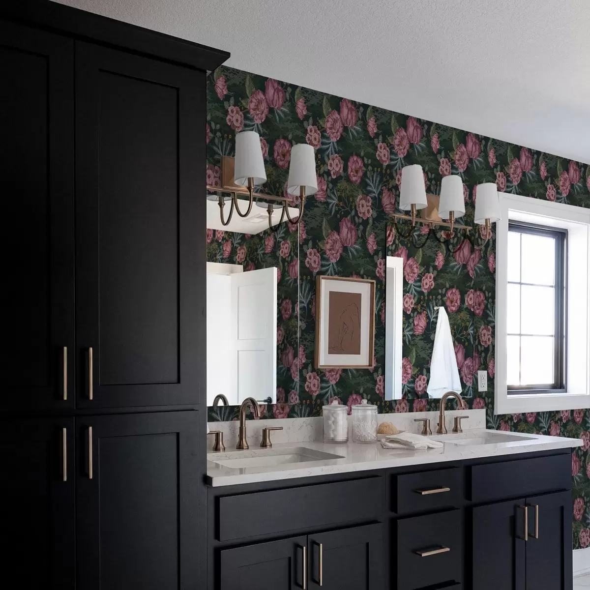 Papier peint Flore sombre avec des fleurs et des feuilles roses, fond sombre a00724