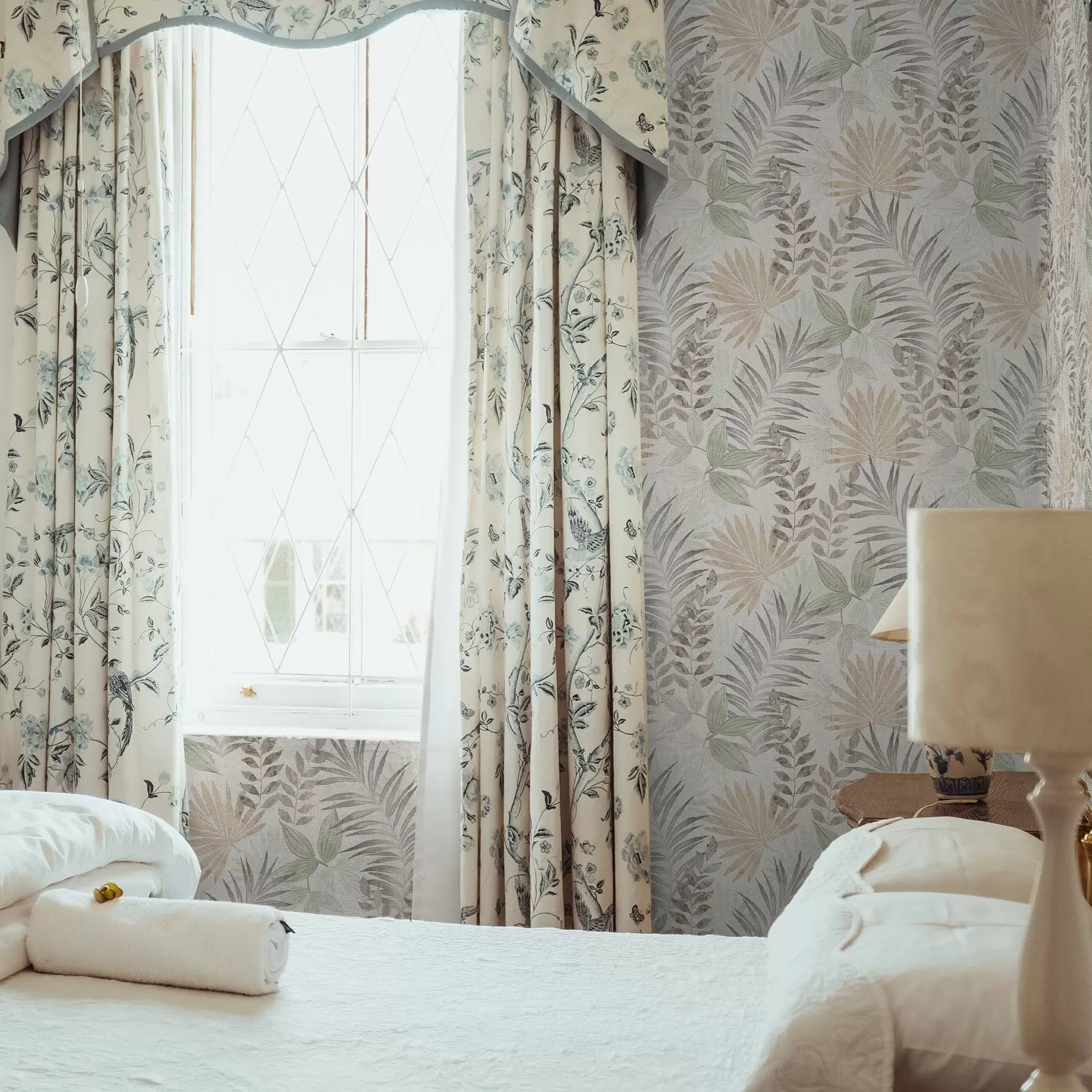 Papier peint Feuilles tropicales pastel sur fond clair, texture subtile a00725