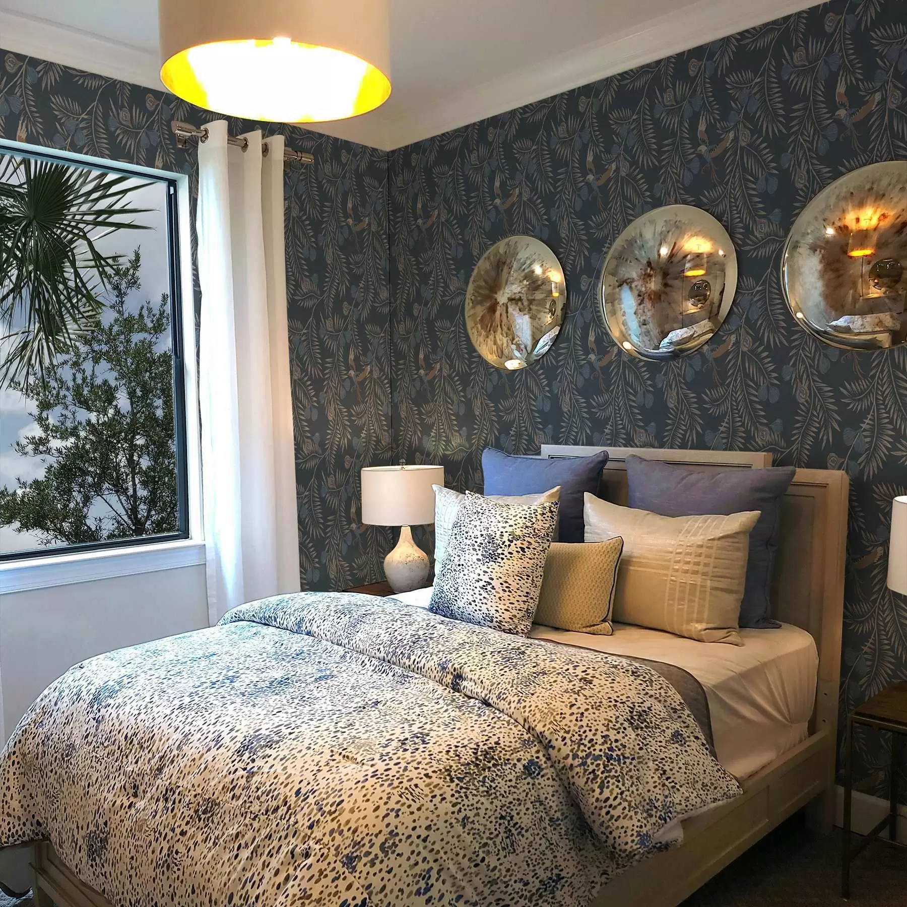 Papier peint Oiseau parmi les fruits bleus et les feuilles de palmier, indigo a00726