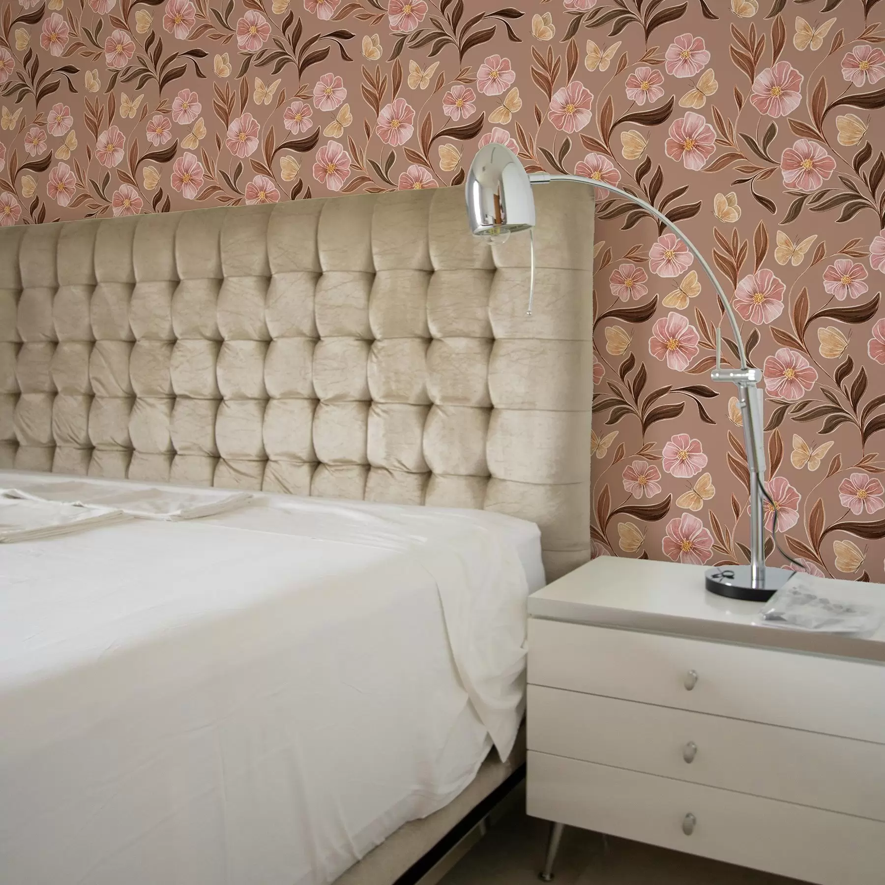 Papier peint Fleurs roses et papillons sur fond brun chaud a00633v1