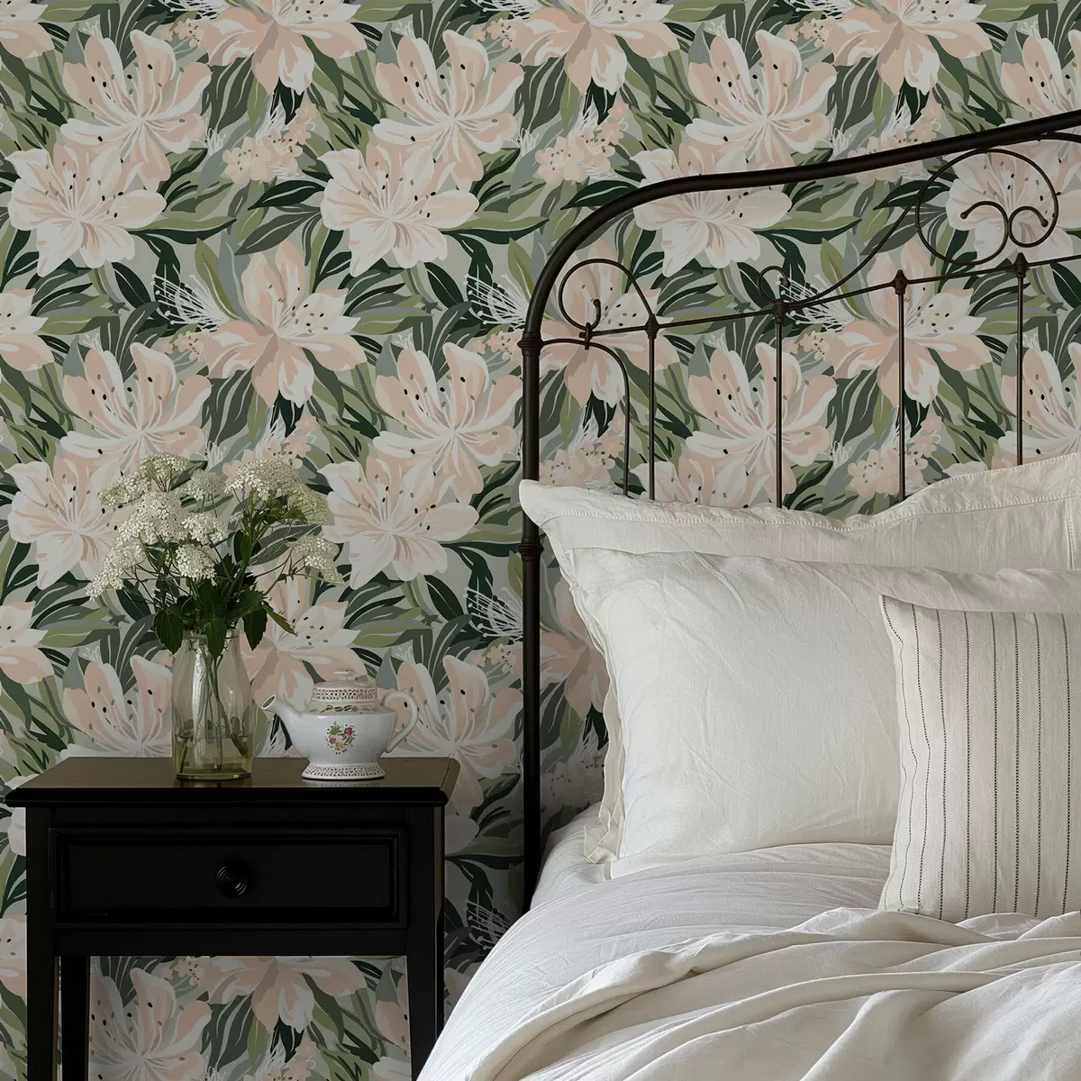 Papier peint Grandes fleurs crème sur fond vert clair a00646