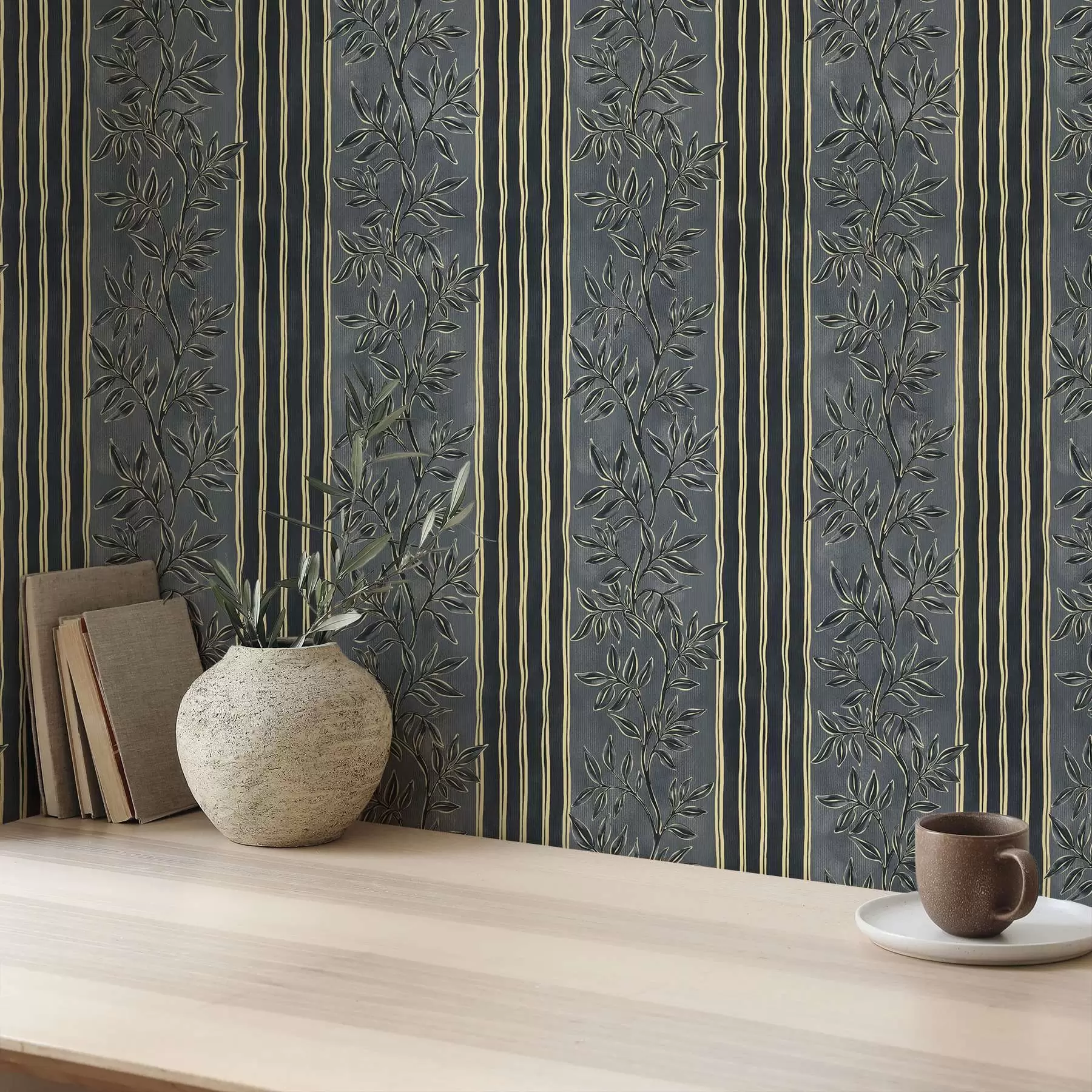 Papier peint Rayures verticales avec motifs botaniques dans des tons sombres a00648