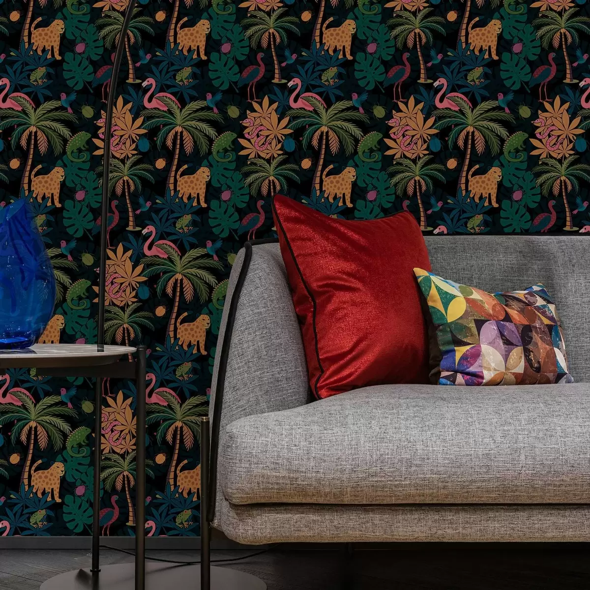 Papier peint Animaux tropicaux colorés parmi le feuillage sur fond sombre a00701