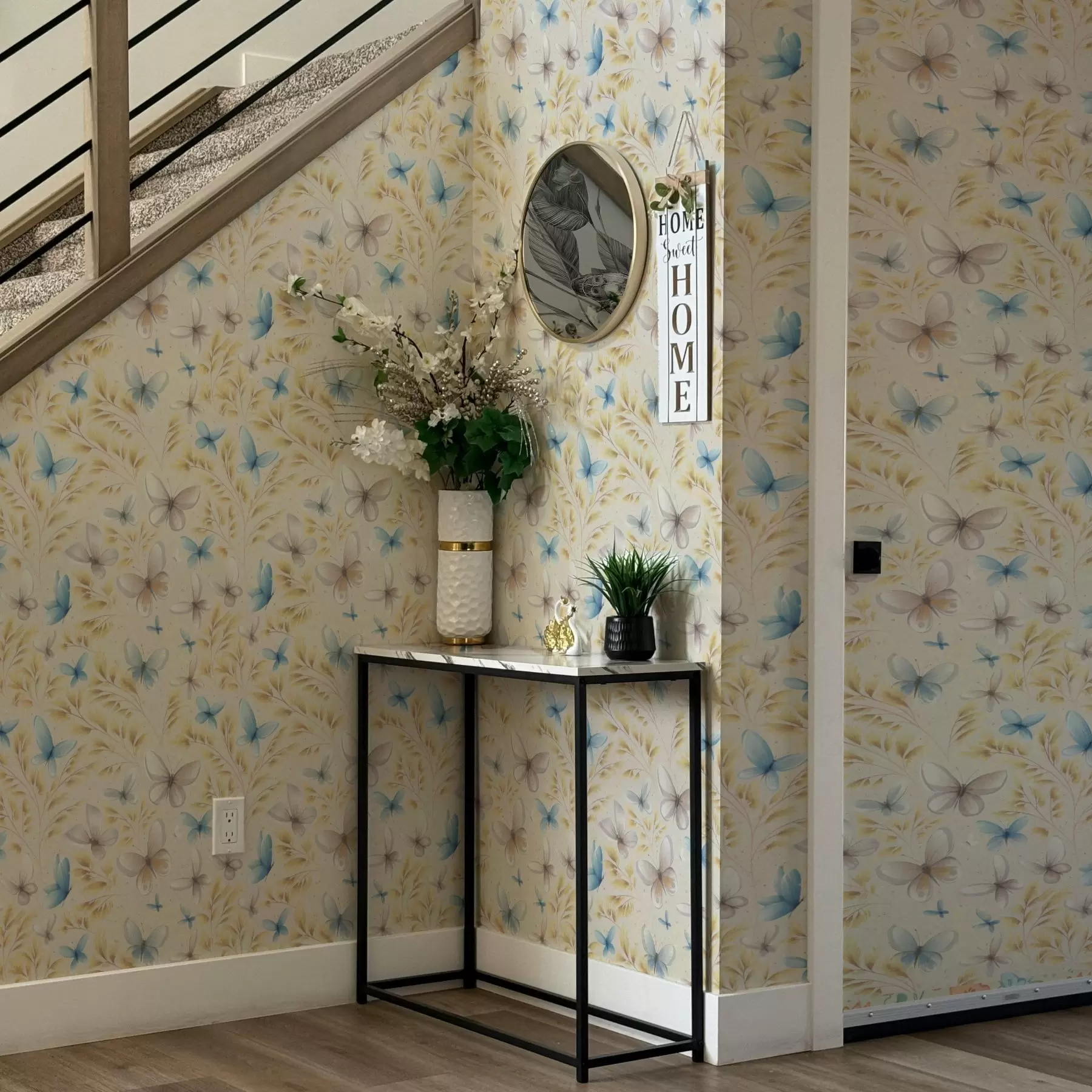Papier peint Papillons légers parmi des feuilles dorées sur un fond clair a00795