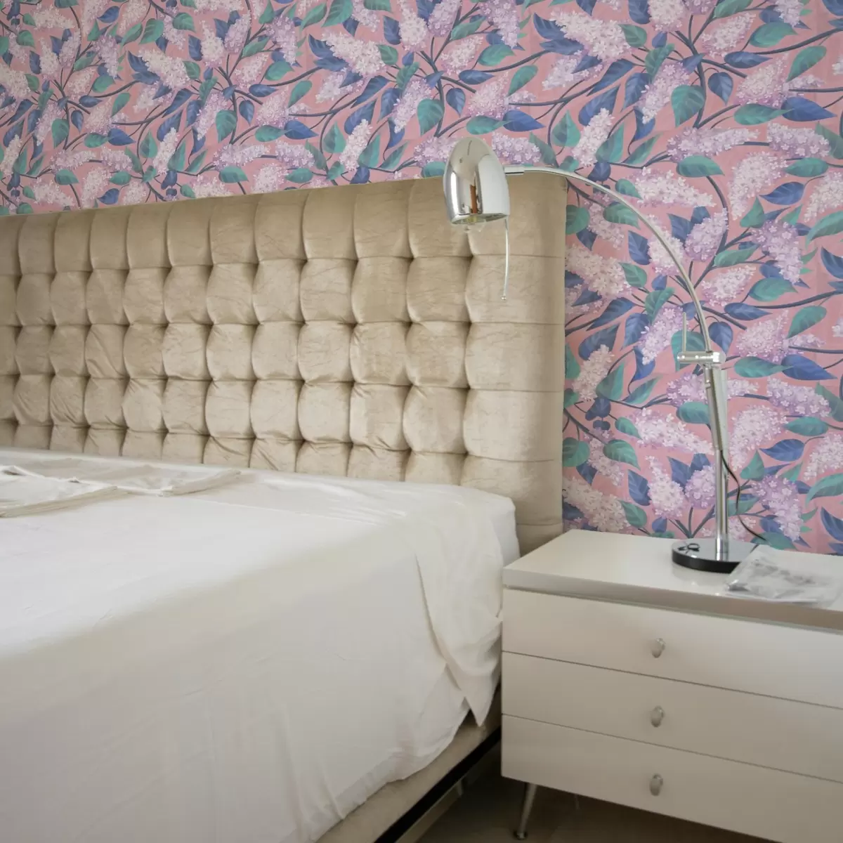 Papier peint Délicates fleurs lilas sur fond rose, ambiance printanière a00797