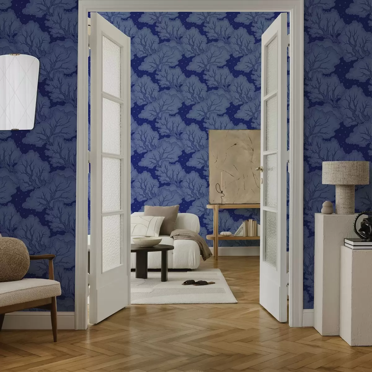 Papier peint Silhouettes d'arbres sous un ciel étoilé dans des tons bleus a00798
