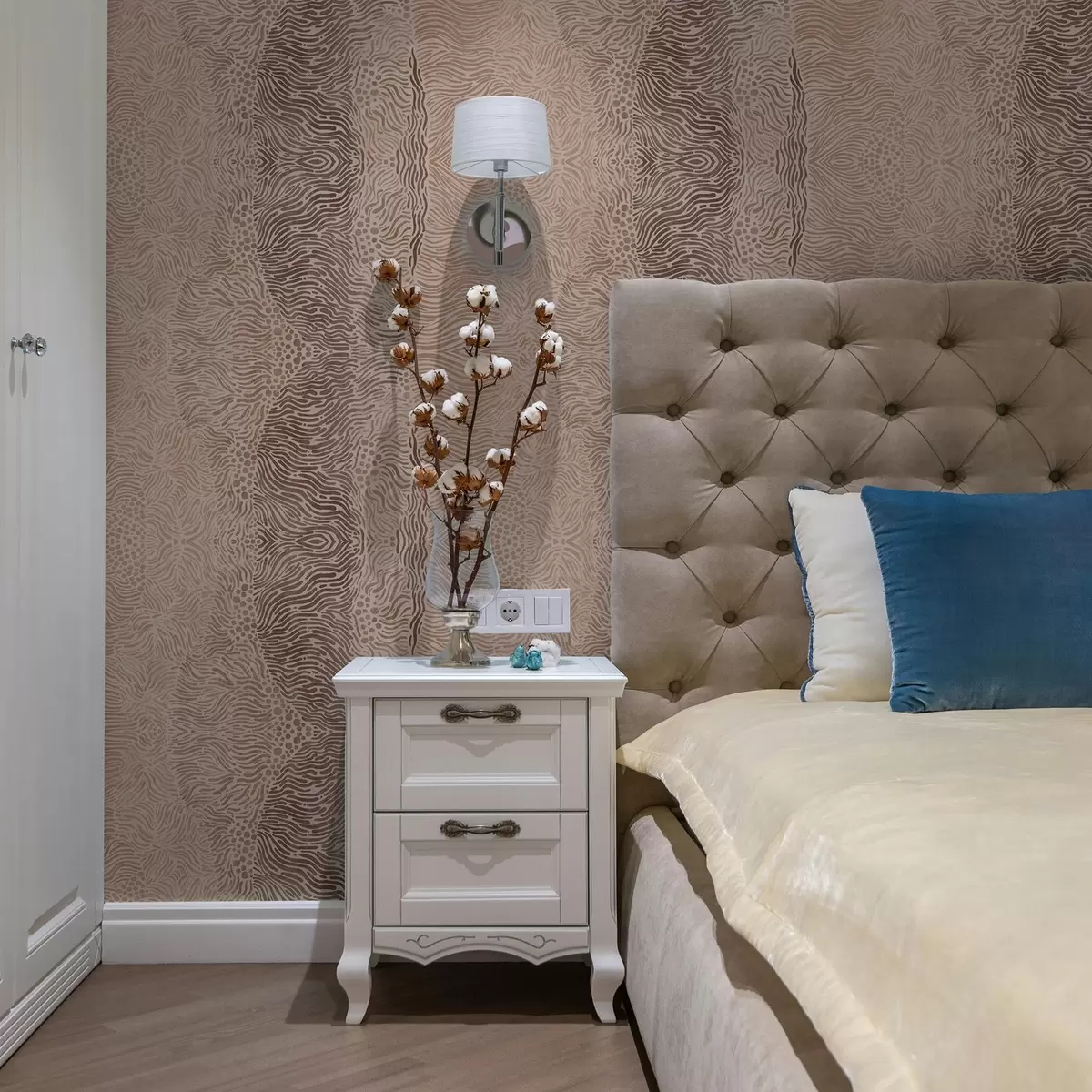 Papier peint Motif géométrique ondulé dans une palette de couleurs beige clair et marron clair a00804