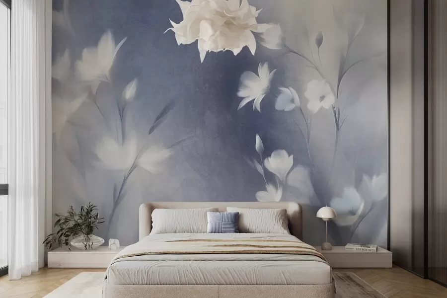 Papier peint Fleurs blanches texturées à longues tiges, boutons délicats sur fond flou aux teintes bleues et blanches w09484