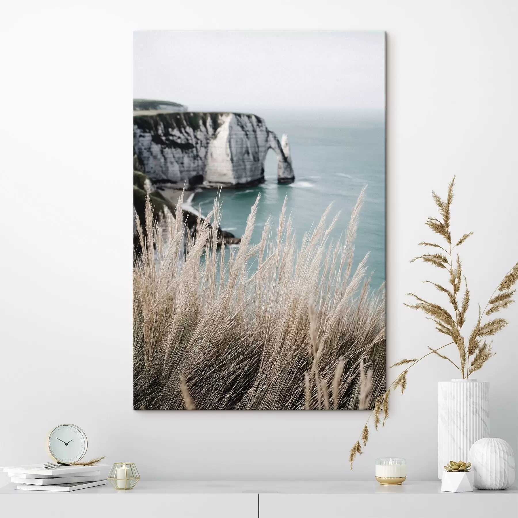 Papier peint Mer et arche rocheuse, vue à travers les herbes sèches s46142