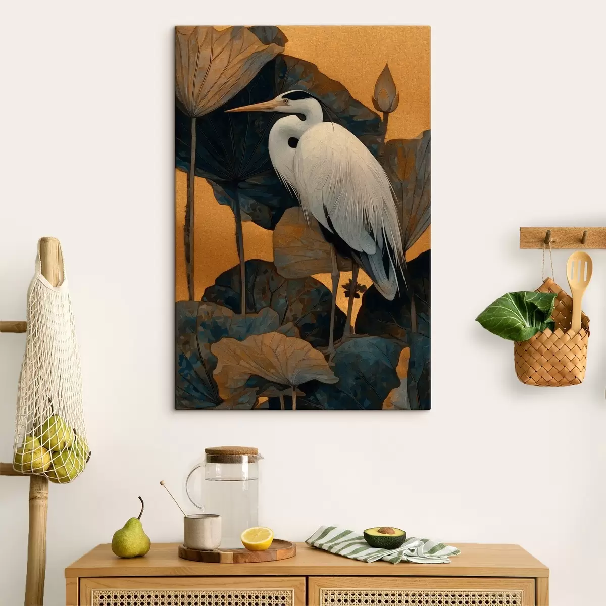 Tableau Héron blanc parmi de grandes feuilles sur un fond chaud s46147