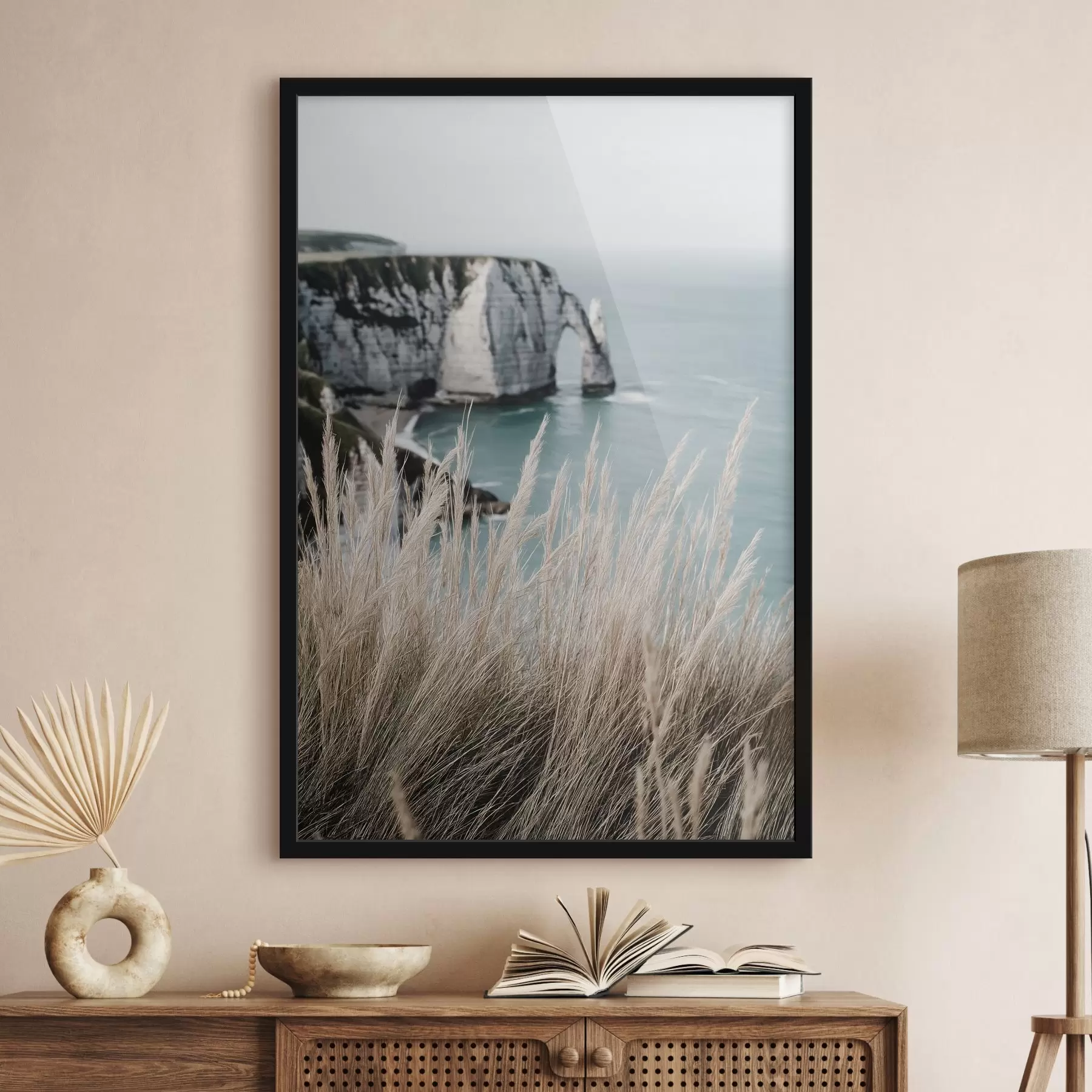 Papier peint Mer et arche rocheuse, vue à travers les herbes sèches f46142