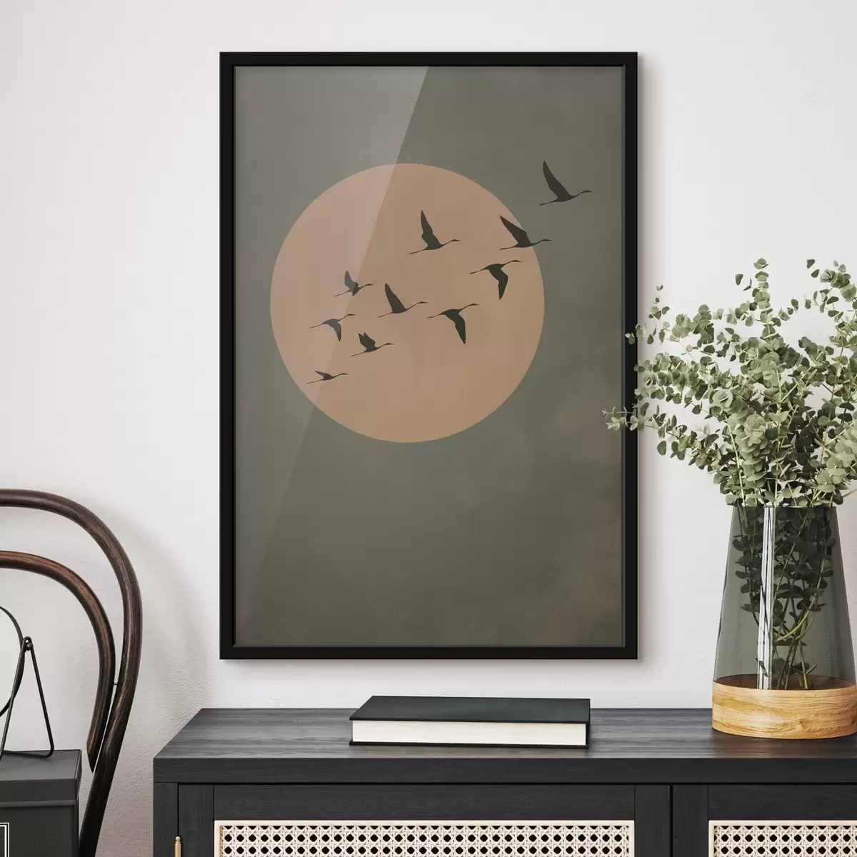 Poster Une volée d'oiseaux volant devant une grande lune chaude f46162