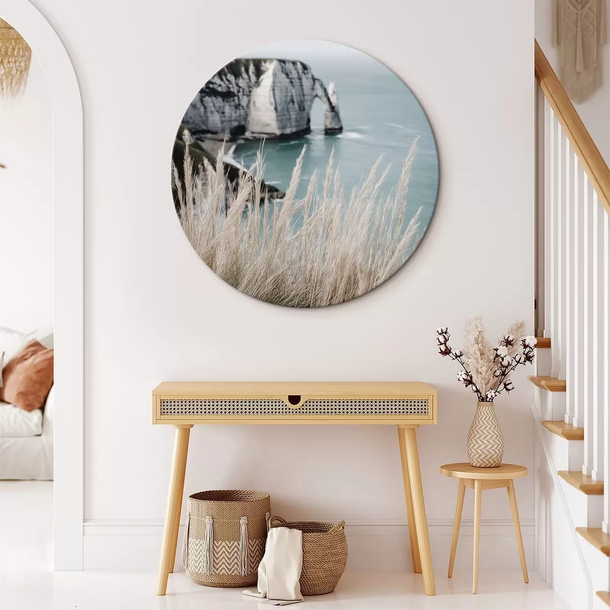 Tableaux rondes Mer et arche rocheuse, vue à travers les herbes sèches r46142